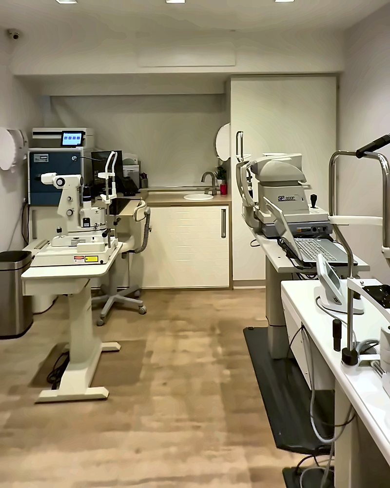 Sala de equipamentos de diagnóstico da EyeCenter Unique